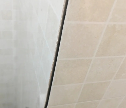 田阳瓷砖空鼓维修公司分享阳台瓷砖脱落的修复过程可以分为以下几个步骤